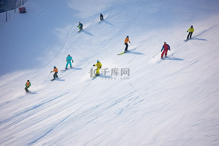 穿着鲜艳颜色的人们正在滑雪场滑下