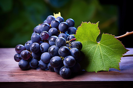 新鲜的夏天背景图片_木桌上的葡萄或藤蔓