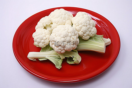 春花椰菜背景图片_白色背景上有花椰菜的红盘