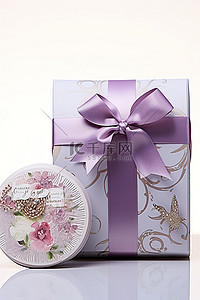 教师节装饰素材背景图片_蓝色礼盒上装饰着紫色蝴蝶结