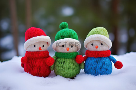 三个小雪人戴着五颜六色的帽子