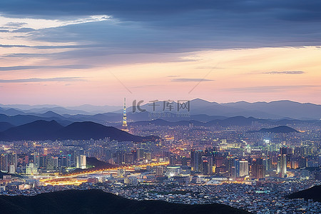 韩国正午的首尔市，背景中有高楼和山脉
