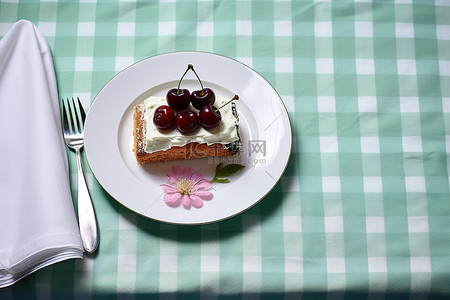樱桃樱桃背景图片_白盘子上有一块面包，上面有樱桃