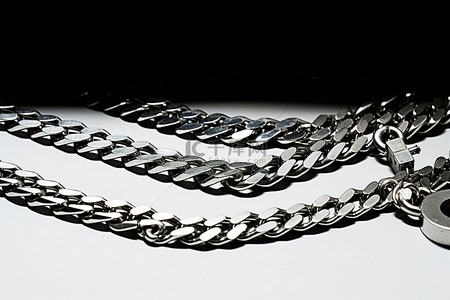 异域风珠链背景图片_不锈钢银链侧面排列