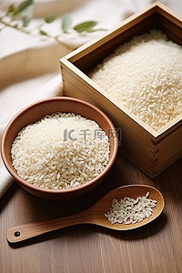 称重背景图片_一个装满米的盒子一个勺子和一个木碗