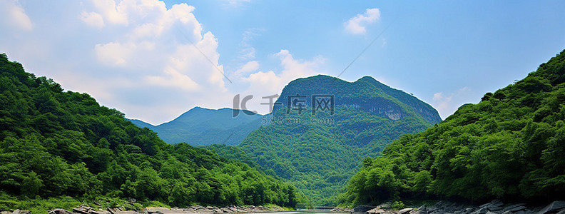 南方丘陵背景图片_一条有许多丘陵和山脉的河流