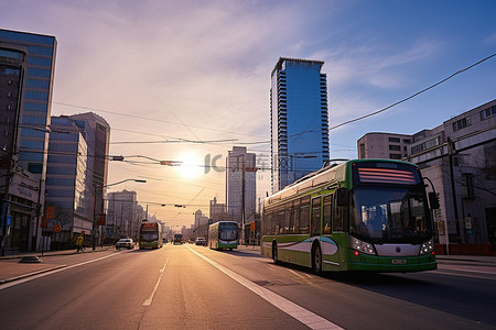 综合背景图片_一条城市街道正在看到太阳从一些建筑物和公共汽车上升起