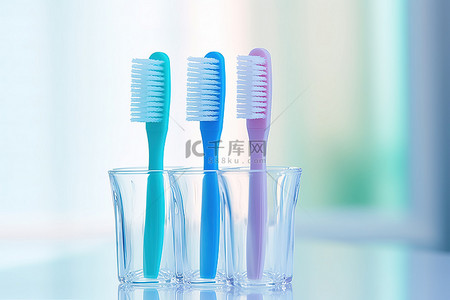 水牙刷背景图片_透明花瓶中展示了四把牙刷