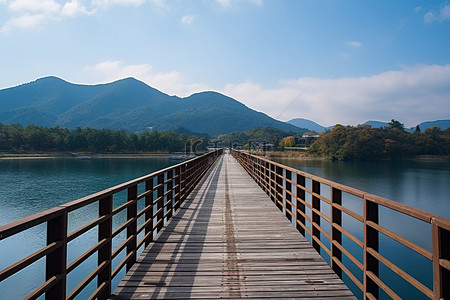 水里背景图片_日本一座横跨湖泊和山脉的木桥