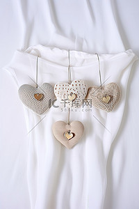 四颗心背景图片_衬衫上挂着四颗绣有爱的心