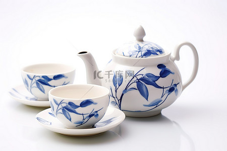 白色背景中新鲜的蓝色和白色茶杯和茶壶