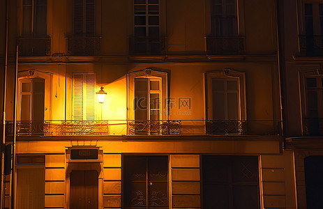 晚上夜晚背景图片_晚上街上的一栋老建筑亮着灯