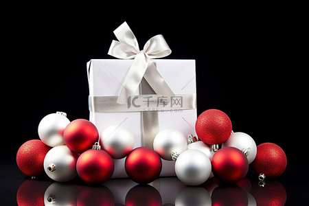 一个白色的盒子装饰着一堆圣诞球