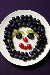 西红柿可爱背景图片_沙拉配上可爱的脸黑橄榄和橄榄片
