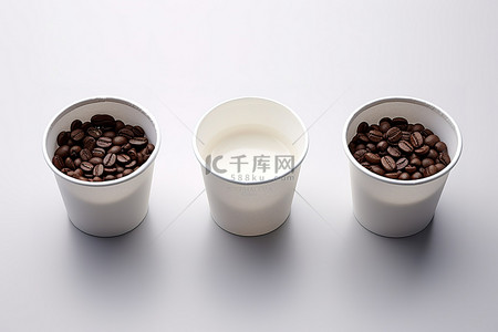 白色纸杯中的咖啡豆和咖啡