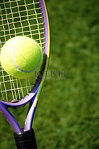 黄色的网球背景图片_黄色网球顶部的金属球拍