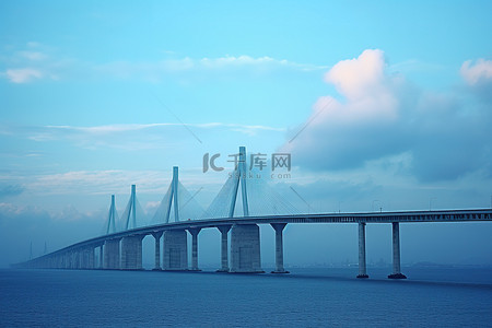 海上大桥背景图片_一座横跨海上的大桥，上面有云彩
