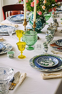 餐桌桌面背景图片_蓝白相间的餐桌布置