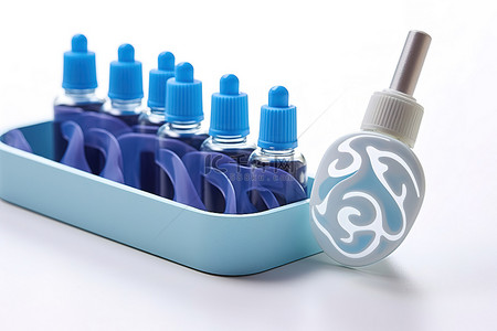 美甲背景图片_蓝色的清漆瓶位于蓝色塑料指甲油架旁边