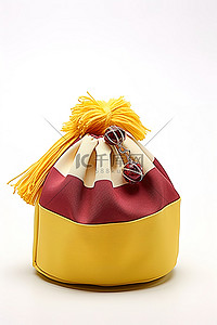 一个黄色小包，上面装饰着一些彩色配饰