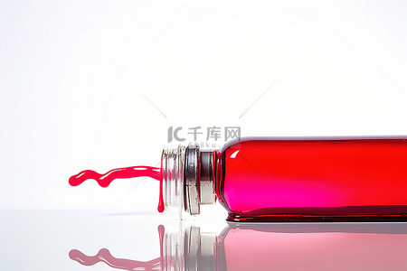 红蜡烛背景图片_白色背景中透明液体瓶中燃烧的红蜡烛