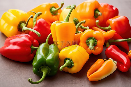 食品辣椒背景图片_桌子上不同形状和颜色的辣椒