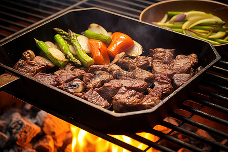 烤牛肉背景图片_户外烤架上的牛肉蔬菜蘑菇和芦笋烧烤