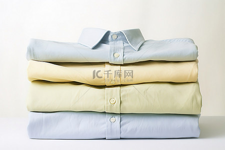 衣服洗标说明背景图片_两件衬衫整齐地折叠在白色表面上