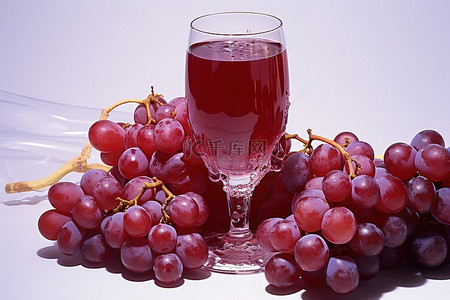 果汁紫色背景图片_玻璃杯中的葡萄汁 +