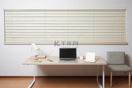长方形背景图片_房间里有一张长方形桌子，旁边有一台笔记本电脑