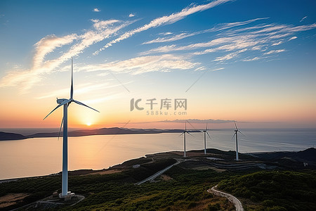 山竹台风背景图片_日落时海边附近两台风力涡轮机的照片