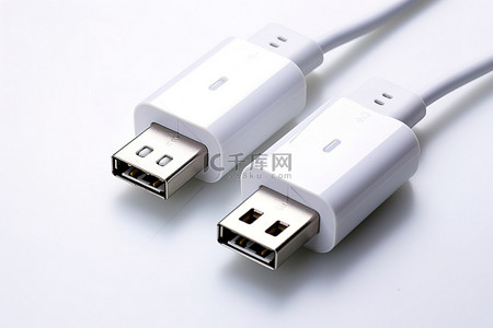 一个白色 USB 充电器插入另一个