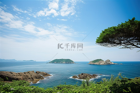 山和海洋背景图片_从悬崖上的灌木丛附近欣赏岛屿和海洋的景色