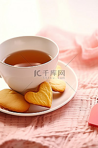 一杯茶和咖啡，配心形薯片