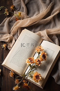 一本打开的书，里面有鲜花和薄纸