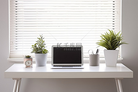 一张可放置桌边桌或笔记本电脑的桌子以及一盆植物和盆栽