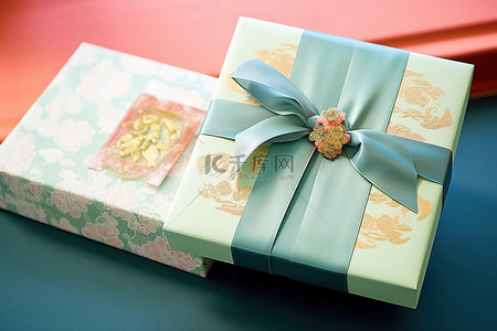 装饰有礼品信息和粉红色信封的礼品盒