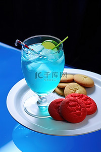 饮料放在白色盘子上，上面有蓝色饼干和红色饮料
