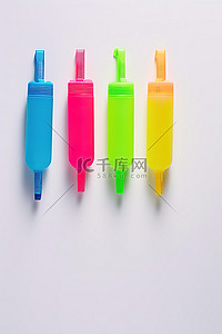 白色背景上排列的四种彩色荧光笔