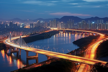 夜间水桥山和城市高速公路的鸟瞰图
