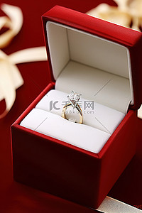 天鹅绒盒装订婚戒指，配有金色和黑色丝带