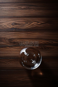 深色木桌上的一个小玻璃花瓶