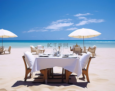 一家海滩主题餐厅，桌子放在沙滩上