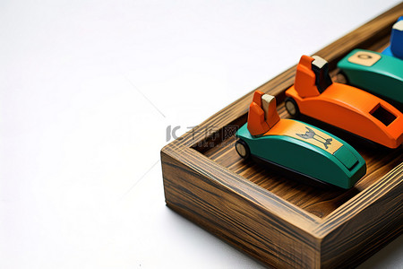 鸭背景图片_三个彩色木制玩具放置在木质表面上