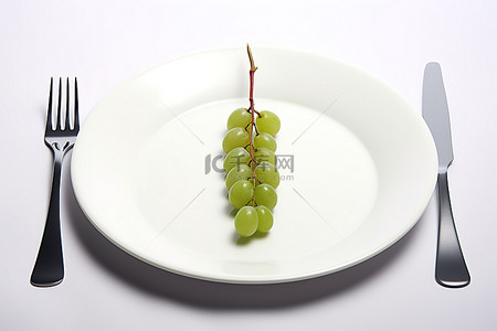 上面放着水果的盘子，上面有几颗葡萄