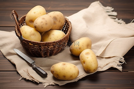 一篮子土豆放在一块布上