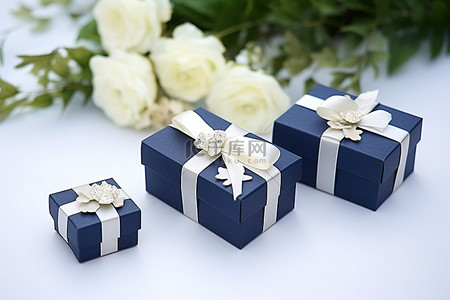 礼盒堆背景图片_白花附近有蝴蝶结的海军蓝礼盒