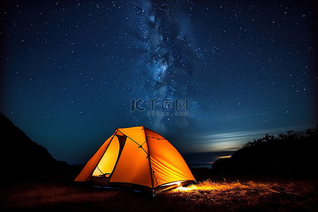 星空和银河下有一个敞开的帐篷