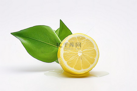 白色背景上一片柠檬的图像，上面有一片绿叶