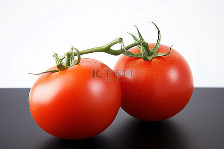 新鲜西红柿背景图片_两个西红柿并排放置在白色背景上